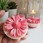Vela de cupcake con una margarita rosa